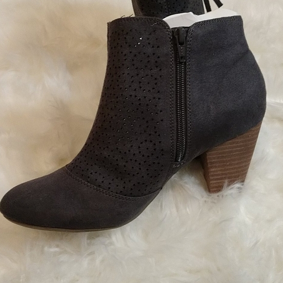 Report Fotwear Merle Faux Suede Perforated Booties - Picture 3 of 9